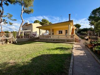 Chalet à El Toro. Chalet con terraza y jardín