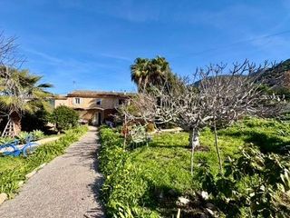 Bauernhof in Andratx. Casa rústica pareada con jardín