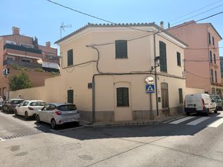Casa adossada  Carrer metge gaspar pujol 95. Casa con gran jardin y aparcamiento