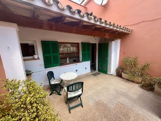 Casa  Carrer atajo. Casa con patio y terraza