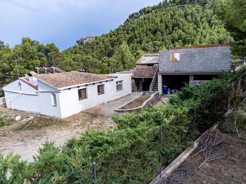 Foto a52651d5-97a6-4169-b44a-721a1d97f7cf. Casa con parcheggio in Confrides