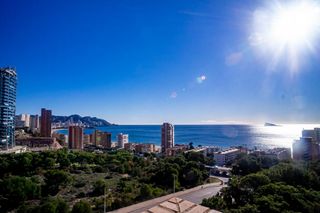 �tic en Playa Poniente. Espacioso �tico con sol�rium y vistas al mar
