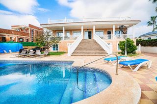 Chalet en Pueblo-Ubanizaciones. Chalet de una planta cerca del centro de alfaz del pi