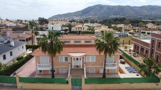 Chalet in Pueblo-Ubanizaciones. Chalet de una planta cerca del centro de alfaz del pi