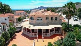Casa a El Tossal-Bello Horizonte. Propiedad con 3 apartamentos independientes y un restaurante