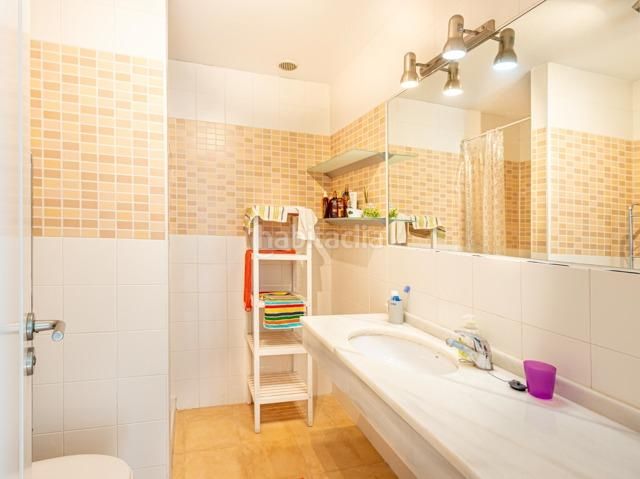 Foto 7330b92e-e401-42b3-b7b6-ab26a0f41304. Apartament amb aparcament piscina a Via Parque Benidorm