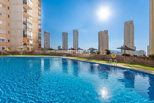 Foto bc495458-81f3-4208-88de-cb5a9277c4ea. Apartament amb aparcament piscina a Via Parque Benidorm