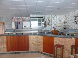 Locale commerciale in Calle maestro rodrigo 28. Se vende local comercial en ceuti destinado a bar - cafeteria