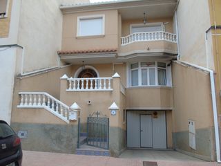 Casa adossada a Ceutí. Casa unifamiliar adoasa en venta en ceuti