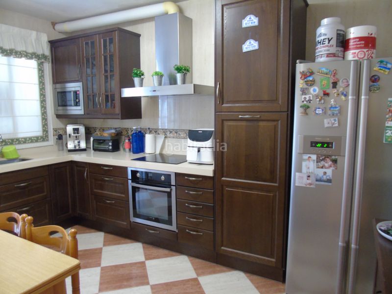Foto f63b4307-85ee-4b56-9b00-fa1b094d7ccc. Casa adossada amb xemeneia aparcament a Ceutí