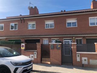 Casa pareada  Carrer penedès. Casa junto zona escolar