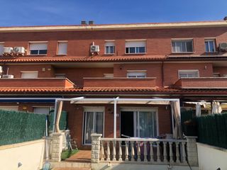 Maison jumelée  Carrer penedès. Casa junto zona escolar
