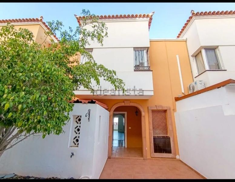 Foto be6f9293-3fbb-4ff9-8d00-a97a32f94c66. Casa adossada amb aparcament piscina a Torviscas Centro y Alto Adeje