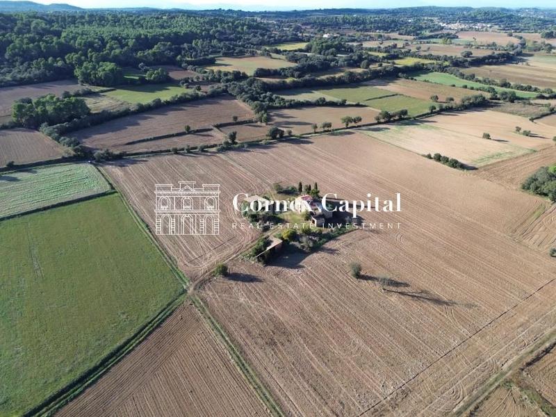 Foto 607a4b9f-8c29-44a1-b95e-5701f5fb3ec6. Masía en Corçà