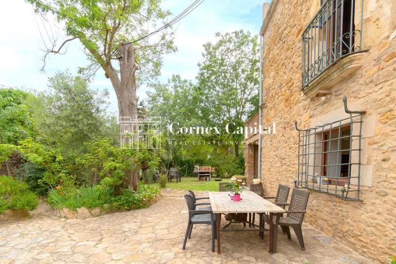 Foto 0d884876-02b9-4ba2-8dd5-6a82a7093fe1. Masia amb aparcament a Forallac