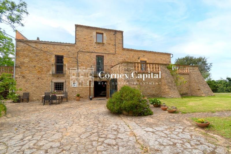 Foto 63518c75-658d-44b7-8fcb-31fbf74f8876. Masia amb aparcament a Forallac