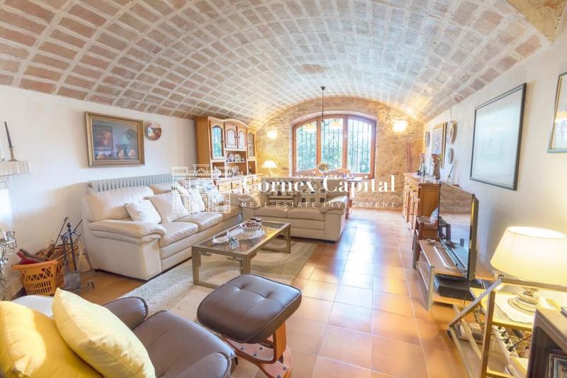 Foto f5ae2765-efa8-4d24-a68f-352dd07f334b. Masia amb aparcament a Forallac