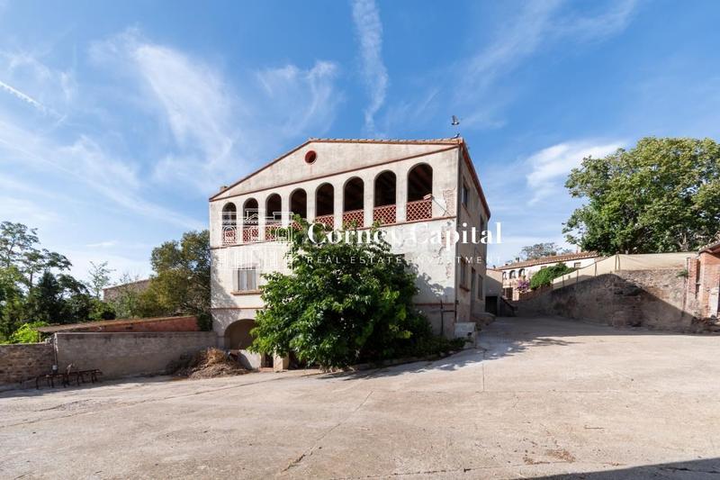 Foto c1fa8e85-e0d4-49ce-8c45-22f40c3fa010. Masía en Ullastret