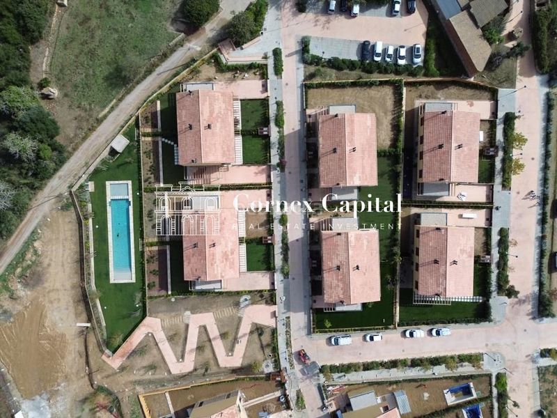Foto a495ea9d-a25a-4e7b-8f76-c707a33b2e09. Casa adossada amb calefacció aparcament piscina a Regencós