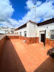 Casa a Burguillos. Amplia vivienda en una sola planta con gran patio y múltiples po