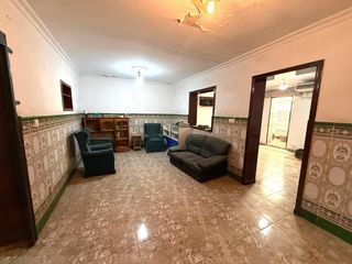 Casa a Burguillos. Casa de 2 plantas con dos locales y gran potencial en burguillos