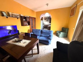 Casa en Alcalá del Río. Casa amplia con garaje, patio y terraza en alcalá del río