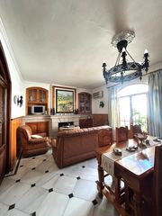 Casa a Alcolea del Río. Casa en alcolea del río con 6 habitaciones, cochera y doble acce