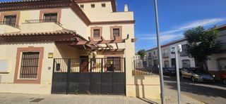Maison à Brenes. Brenes  amplia casa de 5 dormitorios, 3 baños, patio con barbaco