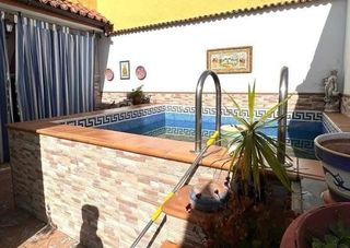 Casa in Guillena pueblo. Casa en planta baja con piscina y gran cochera en guillena sevil