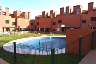 Casa in Guillena pueblo. Vivienda de 2 plantas con terraza y piscina en urbanización priv