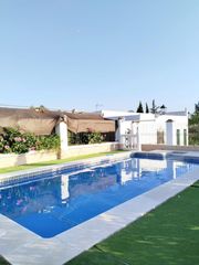 Xalet a Castilblanco de los Arroyos. Villa con piscina, 2 naves y licencia para eventos en urbanizaci