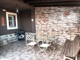 Casa a Villaverde del Río. Vivienda de dos plantas en la localidad de villaverde del río.