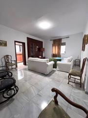 Casa a Guillena pueblo. Señorial vivienda situada en plaza de españa, guillena, sevilla.
