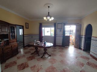 Casa in Alcalá del Río. Terreno enorme con casa en el viar! el lienzo perfecto para tus