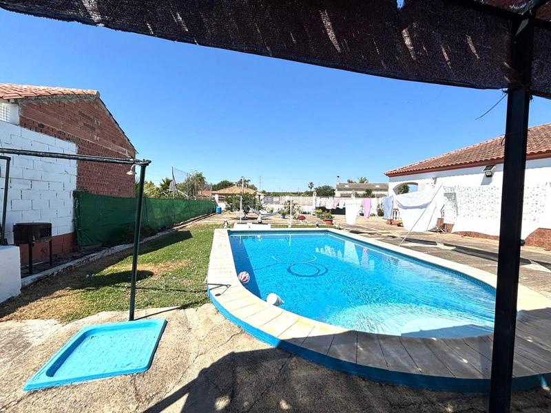Foto 8c5f3a28-0c13-434a-b283-d60f04603487. Chalet tu nuevo hogar te espera en Villaverde del Río