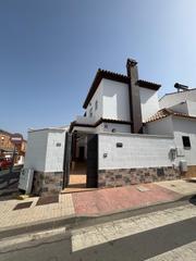 Casa adossada a Cantillana. Tu nuevo hogar en cantillana te espera! casa adosada en venta!