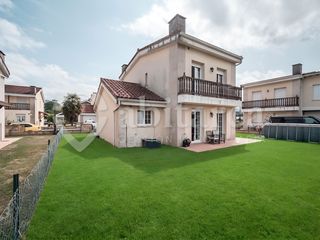 Chalet  Calle pomaluengo. Abitarea vende chalet individual con parcela. excelente oportuni