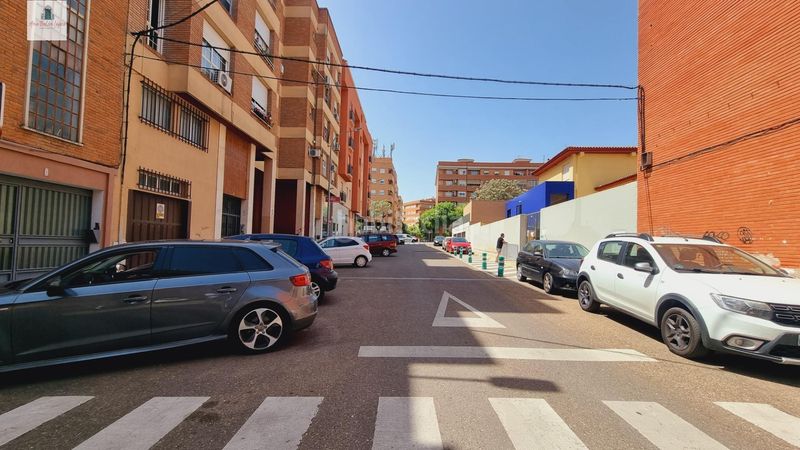 Foto e74c593c-afad-4e3d-861a-f011da243229. Aparcament cotxe a La Estación Badajoz