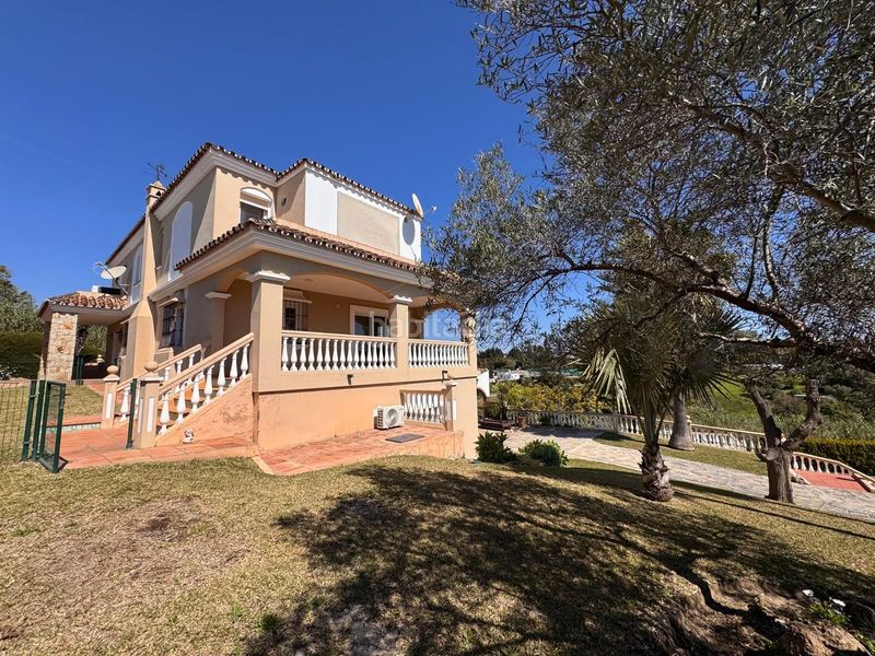 Foto 2692d956-e0f9-44be-846d-a2419058a767. Casa amb calefacció aparcament piscina a Los Llanos Estepona