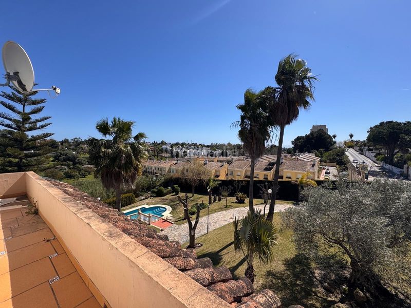 Foto 8a93e09f-e96e-4ebf-8951-f843b9906b1f. Casa amb calefacció aparcament piscina a Los Llanos Estepona