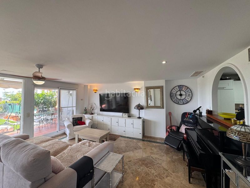 Foto ae42fe07-1082-4429-810e-9d99ef869f8d. Casa adossada amb calefacció aparcament piscina a Estepona