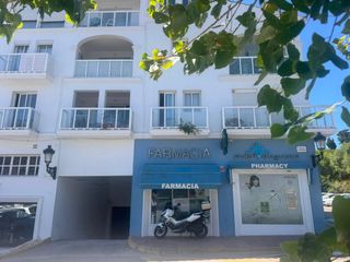 Parking voiture à Puerto de la Duquesa. Ddh706