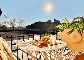 Pis  Passeig castell i mar. Apartamento de dos dormitorios y balc�n orientado a sur en caste