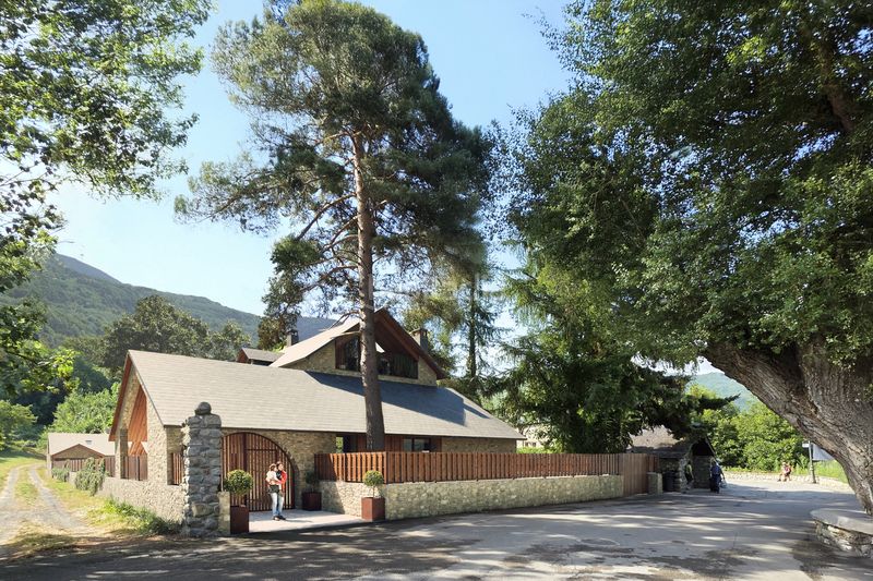 Foto b76b9a45-3dc6-451c-aba7-38520781fd70. Casa adossada a calle general ferraz 18 a Benasque