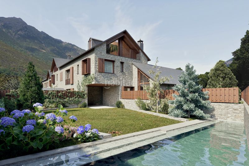 Foto ebd5d188-05e6-4f61-95ef-af56c9b2f575. Casa adossada a calle general ferraz 18 a Benasque