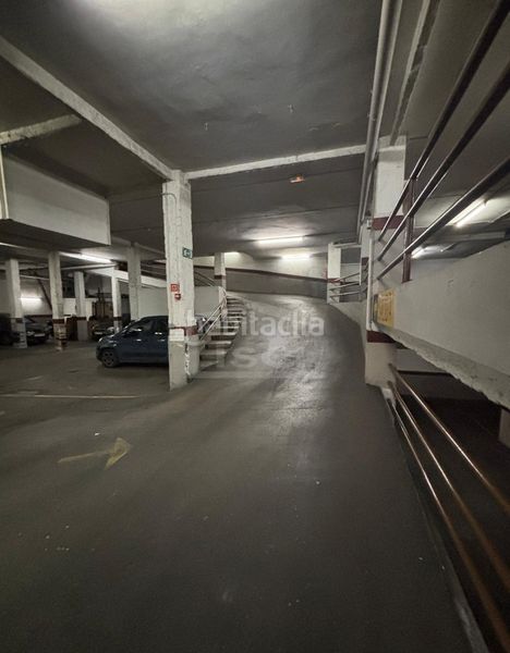 Foto a08440f5-1bb9-4b49-845c-971fdc463c84. Motorcycle parking in carrer de la indústria 89 in Barcelona