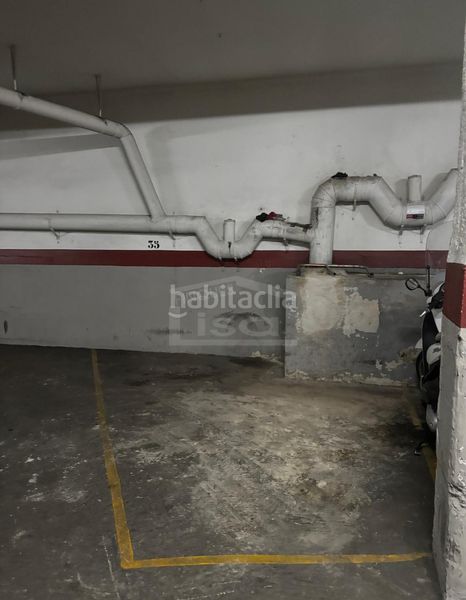 Foto dfcde8c7-f17b-4bc9-8f53-03620970141d. Motorcycle parking in carrer de la indústria 89 in Barcelona