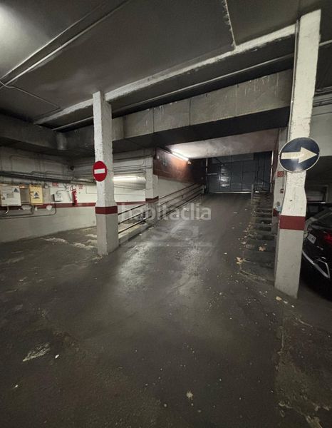 Foto f9d9a8b3-6677-4d65-b27a-e7bcbbaa5172. Motorcycle parking in carrer de la indústria 89 in Barcelona