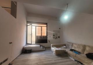 Local Comercial  Carrer d'almansa. ¡local luminoso con altillo, perfecto para cualquier proyecto!