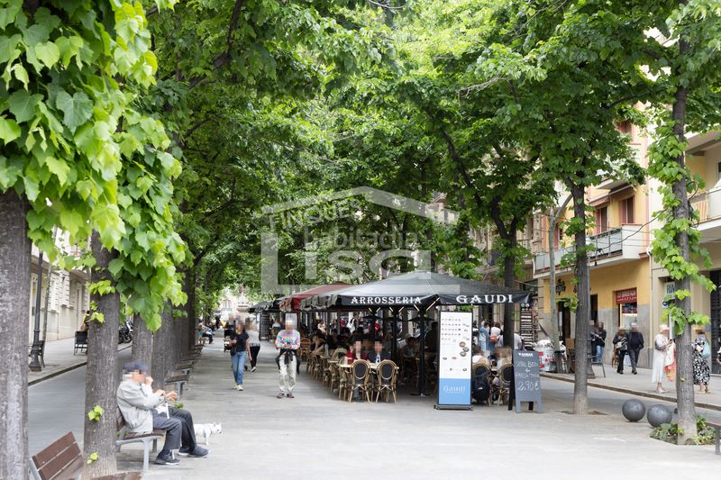 Foto 19380aec-e525-4c44-8211-d3d87720e493. Pis a Sagrada Família Barcelona